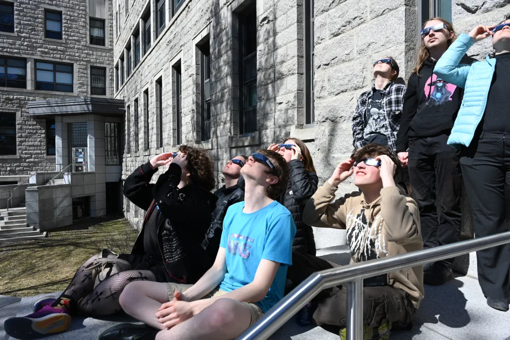 groupe regardant l'éclipse