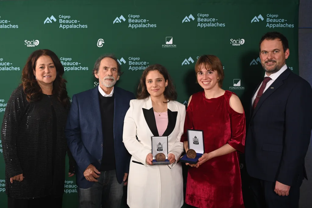 Bourse du mérite scolaire ainsi que la Médaille académique du Gouverneur Général